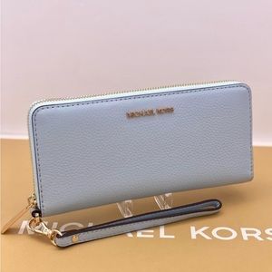 Michael Kors Large Continental
Wallet Wristlet Vista Blue